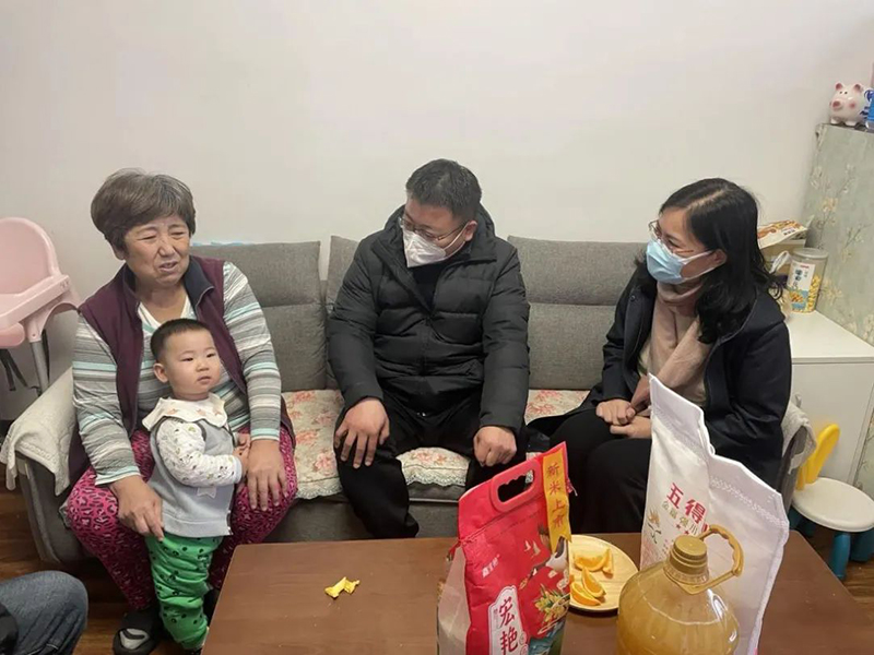 董事長(zhǎng)參加“人大代表、政協(xié)委員走進(jìn)社區(qū)，開(kāi)展居民議事協(xié)商”活動(dòng).jpg
